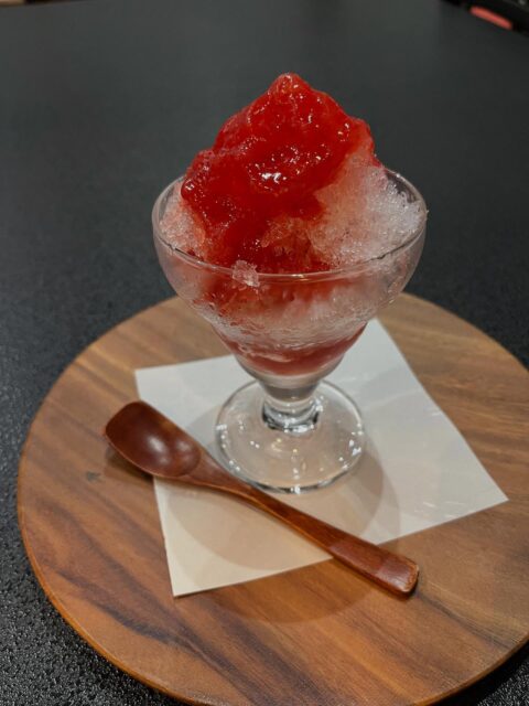 今日は久しぶりの写経会でした🖋️

最高気温が40℃近い日でも
涼しい本堂で写経会が出来るようになりました😌

初めての方もベテランの方も
久しぶりの写経会で集中して書かれていました。

8月の喫茶は年に1度のかき氷です🍧
生の苺🍓から作ったシロップをかけて😋
さっぱりしていて美味しいと言って頂けました♪

次回は10月26日日曜日です。
まだ空きがありますので
ご希望の方は是非ご連絡ください🌿

#高徳寺
#寺院
#寺
#お寺
#写経会
#喫茶
#年に一度のかき氷
#🍧
#苺シロップ
#手作り