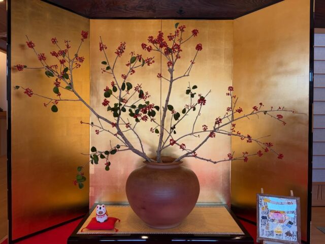 🎍新年のご挨拶🎍

みなさまには謹んで新春のお慶びを申し上げます😌

本年も人と人との絆を結べるよう
過ごしていきたいものです🌟

2026年もどうぞ宜しくお願いいたします☺️

おせちの意味の描かれた書です🦐
ご家族でおせちを食べながら見てみてください🌰

#高徳寺
#新年のご挨拶
#2026年もよろしくお願いします
#お正月飾り
#天ちゃんもご挨拶