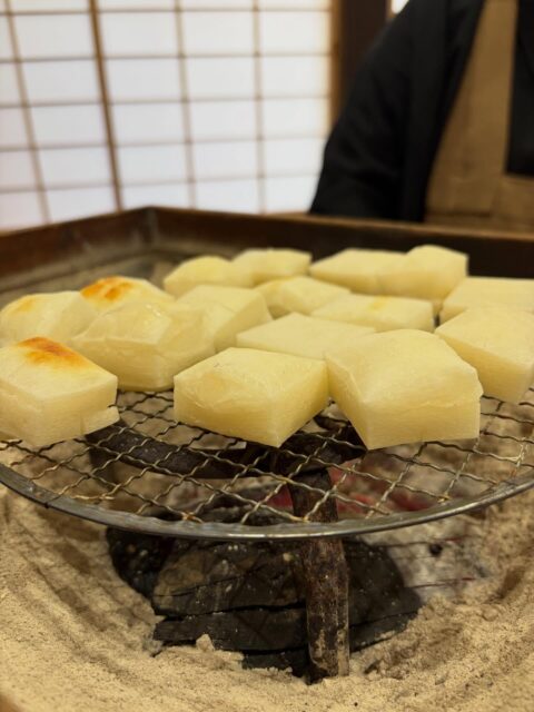 『写経会』

昨日、今年初めての写経会を開催しました🖋️
寒い中でしたが、日差しが暖かい日でした☀️

今年も皆さんと写経会を通じて
お会いできるのを楽しみにしています🌸

1月の喫茶は毎年『ぜんざい』です🫘
住職が小豆から炊いています😊
こだわりの炭火でお餅を焼きます。
香ばしくて美味しくできました🤭

#高徳寺
#お寺 
#写経会
#寺喫茶
#ぜんざい