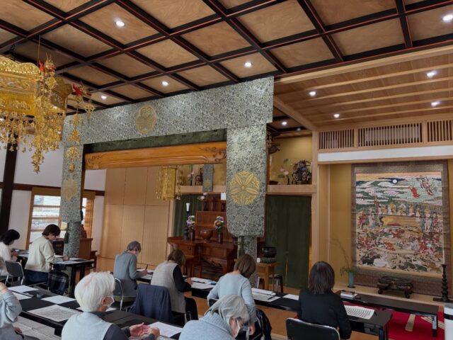 本日　写経会が開催されました🖋️
春の日差しを感じながら本堂での写経でした🌸
毎回たくさんの方に参加して頂いてありがたいです☺️

涅槃図を見ながらの写経は1年に1度です。
よき時間を過ごしていただけたかなと思います🌟

喫茶はチョコレートブラウニーです🍫
ブラックチョコレートを使用してるので
香り豊かで濃厚なブラウニーです🥰

#高徳寺
#写経会
#寺喫茶
#手作り
#チョコレートブラウニー