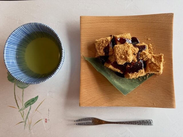 ６月最後の日に写経会が行われました🖋️

晴れ間のある日に出来ました♪
W杯を観た方達は少々眠かったかもしれません☺️

今回の喫茶は
『わらび餅』でした✨
材料はシンプルですが、練り上げるのは一苦労💦
固まってくる瞬間は不思議で面白い感覚です。
ぷるぷるの弾力は好評でした🥰

きなこ餅みたいなふぅちゃんの写真も添えて🐈

#高徳寺
#写経会
#喫茶
#わらび餅
#きなこ餅猫