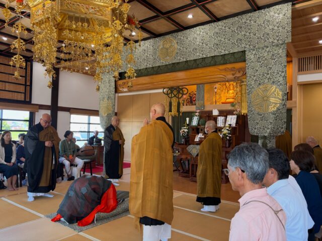 『施食会（せじきえ）』
昨日は毎年開催されている高徳寺の施食会法要でした🎋
近隣の方丈様方の法力をお借りして
檀家さん、初盆の方々と法要を執り行いました。

前日の夕立のお陰で朝は涼しい風が吹いていましたが
日差しは強くなり、暑い中での法要でした。

ご協力いただいた皆様には心より
お礼申し上げます🙇‍♀️🙇‍♀️

今年は法要後に琴の演奏会をしていただきました🎵
本堂に響く琴と尺八の音色はとても綺麗で
合奏は心に響いて、改めて生演奏の素晴らしさを感じました。

おやゆび姫の皆さん、
本当にありがとうございました😊😊

#高徳寺
#施食会
#琴
#尺八
#生演奏会