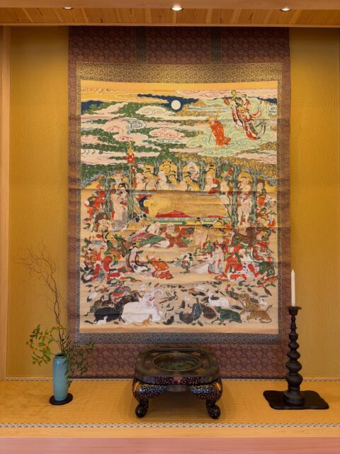 『涅槃図』

2月15日はお釈迦さまが亡くなられた日です。
沙羅双樹（さらそうじゅ）の下で
頭を北、西を向いて、右脇を下にして
亡くなった（入滅）といわれています。

これは涅槃図（ねはんず）という
お釈迦様の最期の様子を描いた絵です。
お寺によって様々な手法で描かれています。

高徳寺の涅槃図は色彩豊かで
とても細かい部分まで描かれています。
悲しんで集まった弟子たち、豪族、鬼など。
そして動物や虫までも。

2月いっぱいは飾ってありますので
是非ご覧になりたい方は足を運んでください😌

#高徳寺
#涅槃図
#入滅
#色彩豊か
#2月まで