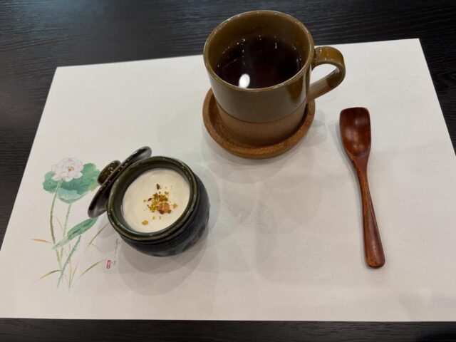 今日、3月最後の日に写経会が開催されました🖋️

あいにくの雨でしたが☔
多くの方に参加いただきました☺️
ありがとうございます😊

2枚目の写真の様に
枝垂れ桜の枝には蕾が🌸✨

温かくなってきて、木々や花も
元気になってきましたね🌿🌿

春を感じつつ写経が出来たでしょうか。

今日の喫茶は壺プリンでした🍮
定番のメニューですがなめらかさには
自信があります😄
みなさんにも喜んでもらえて
こちらも嬉しい気持ちになります☺️

#高徳寺
#写経会
#喫茶
#壺プリン
#枝垂れ桜